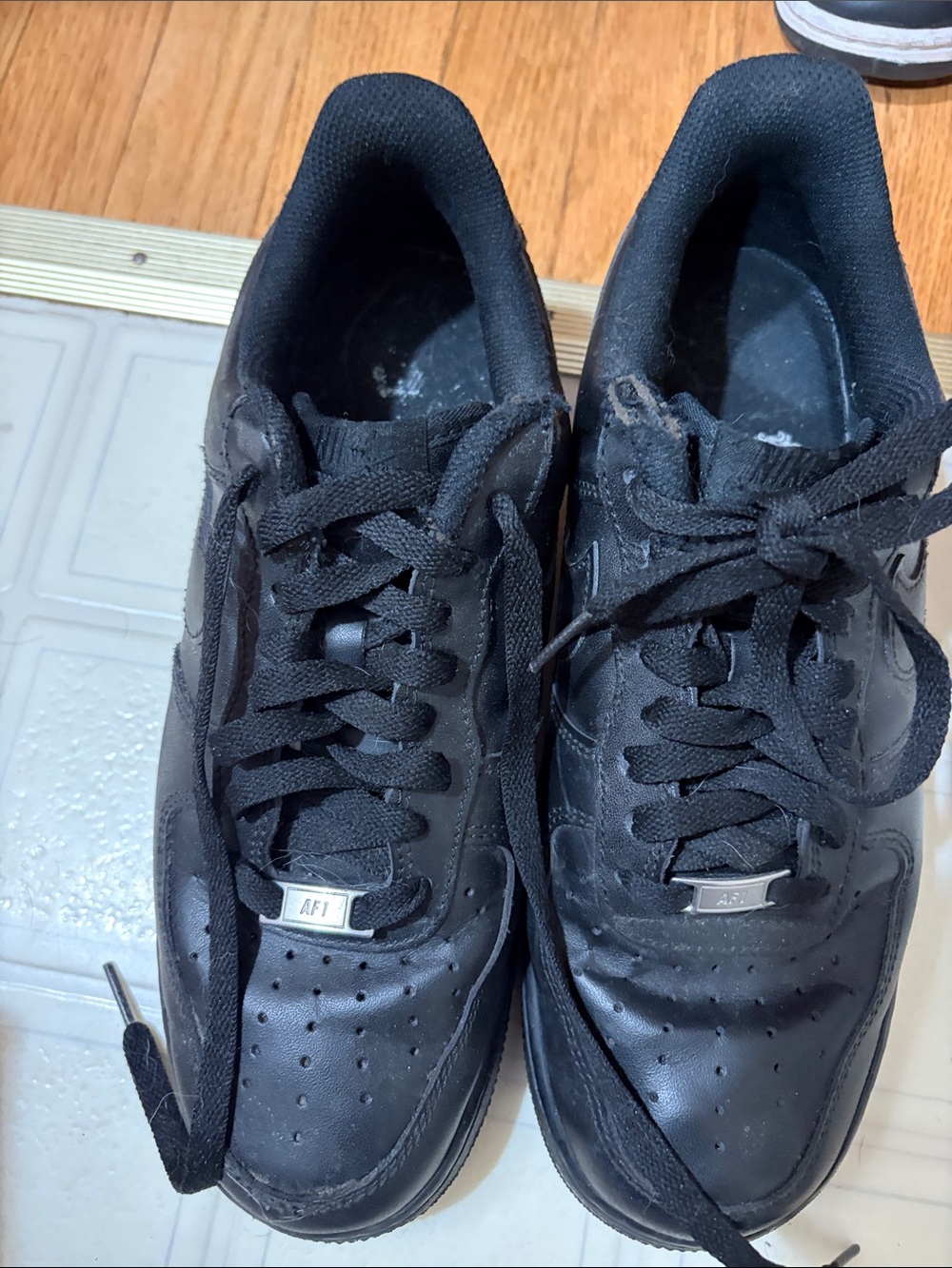 Nike AF1 Men’s Low Top Sneakers — Black read description